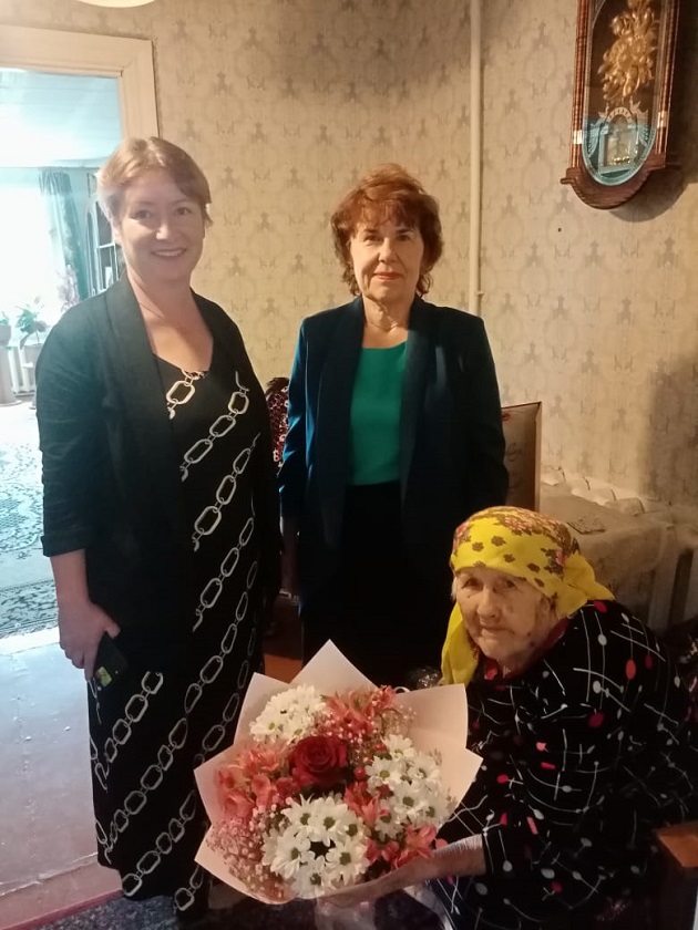 Депутат Маханько Маргарита Алексеевна и председатель Совета ветеранов Любарец Нина Михайловна поздравили с праздником Бацман Ульяну Яковлевну отметившую в 2023 году 99 лет.