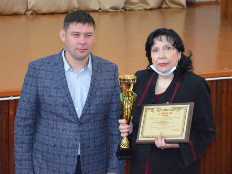 О вручении кубка и диплома победителю краевого конкурса по охране труда.